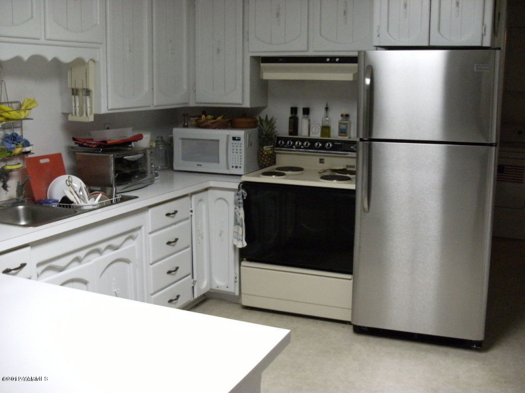 1011 Appleway Road Grandview, WA 98930 - Photo 2 of 10 kitchen