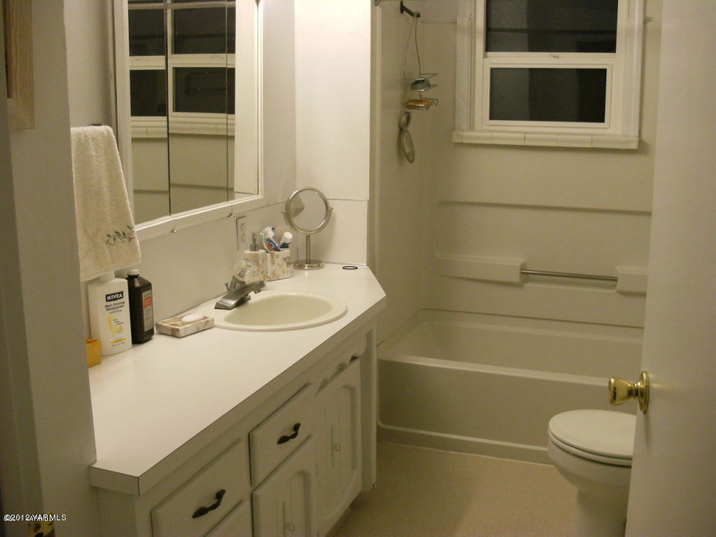 1011 Appleway Road Grandview, WA 98930 - Photo 4 of 10 bathroom