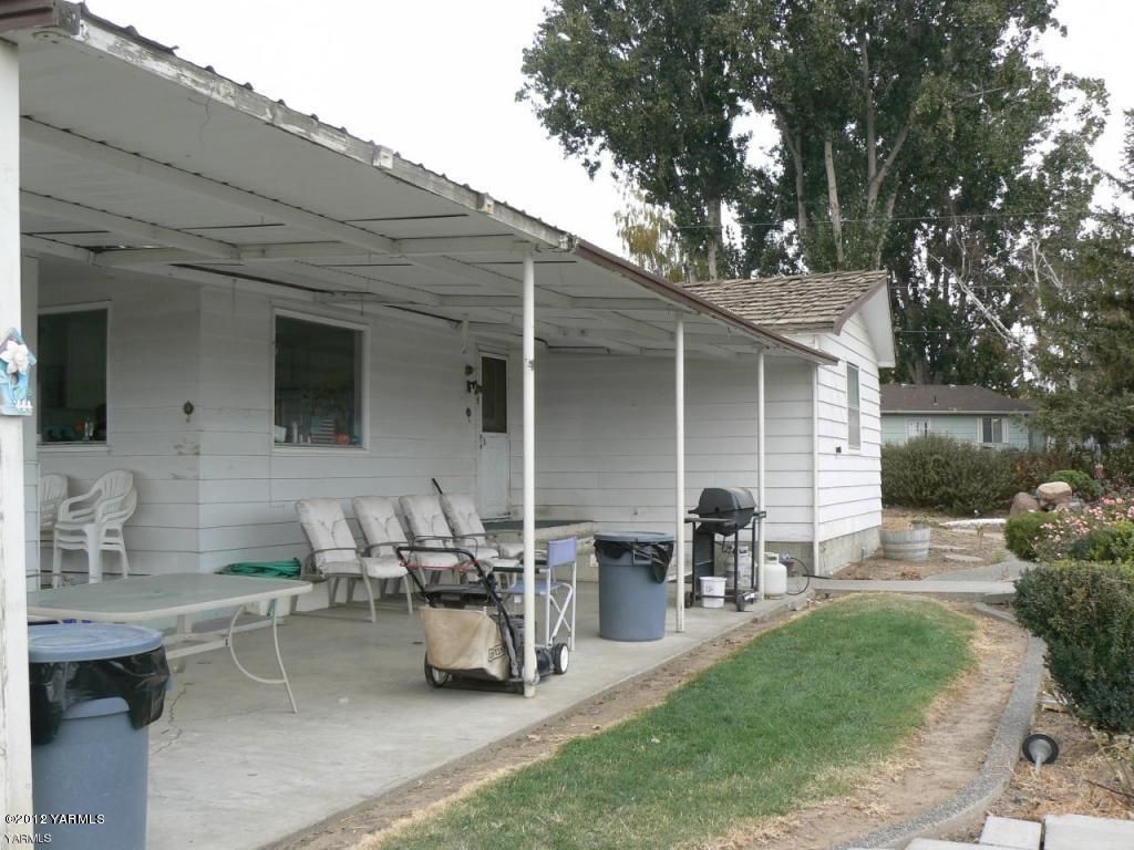 1011 Appleway Road Grandview, WA 98930 - Photo 5 of 10 patio