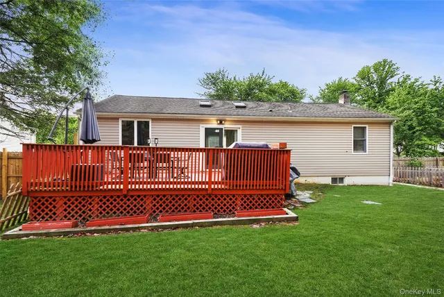 a view of a house with backyard and garden