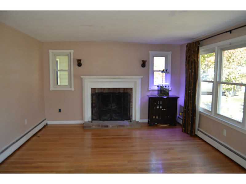 9 Ethier Way Cumberland, RI 02864 - Photo 10 of 18 Living Room.