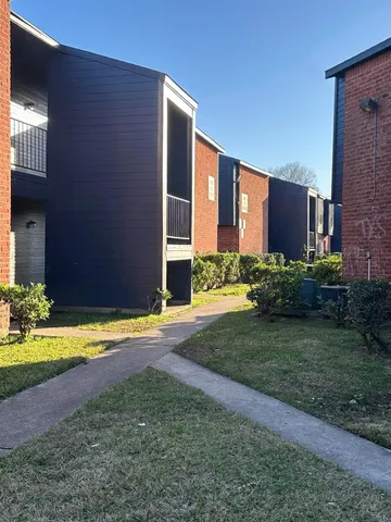 a view of a house with backyard and garden