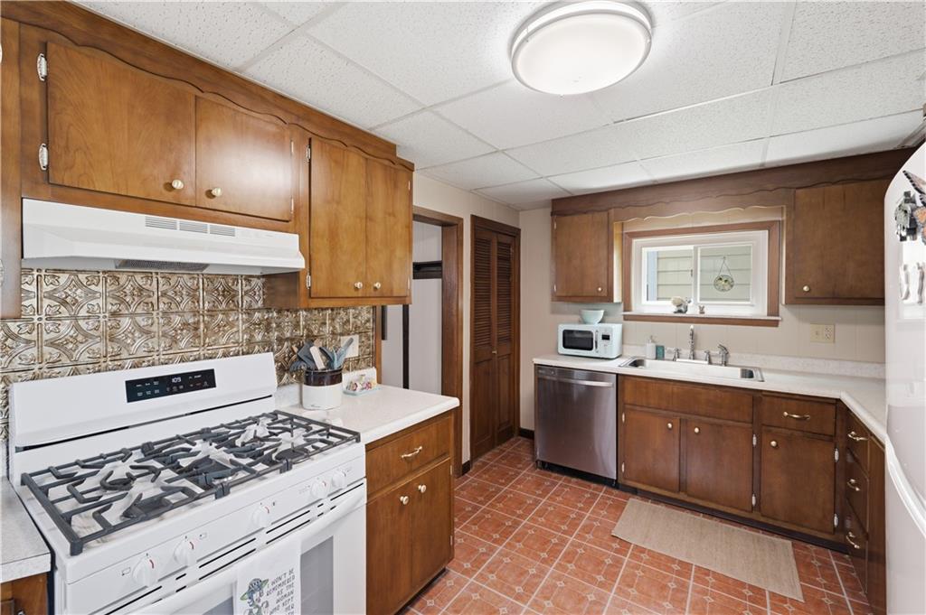 161 James Street Springdale, PA 15144 - Photo 9 of 26 Kitchen