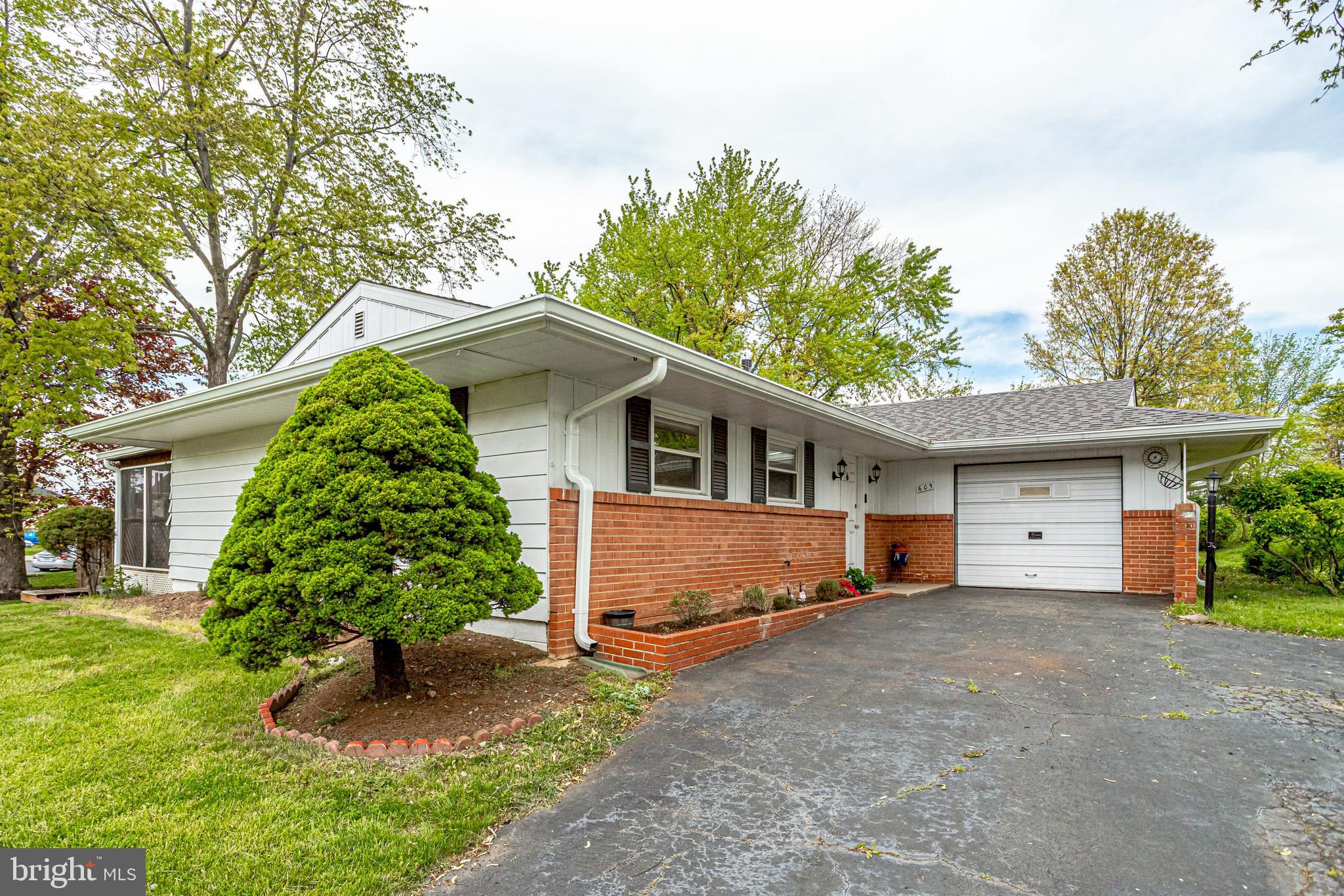 605 East Roanoke Road Sterling, VA 20164 - Photo 1 of 34 Gallery Image 1