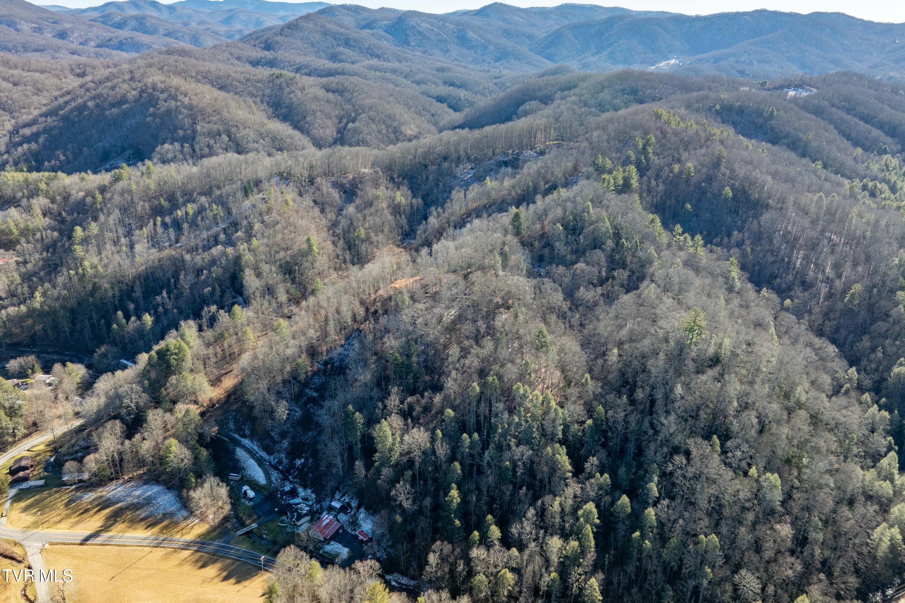 613 Simerly Creek Road Hampton, TN 37658 - Photo 7 of 25 613 Simerly Creek Road (6 of 39)