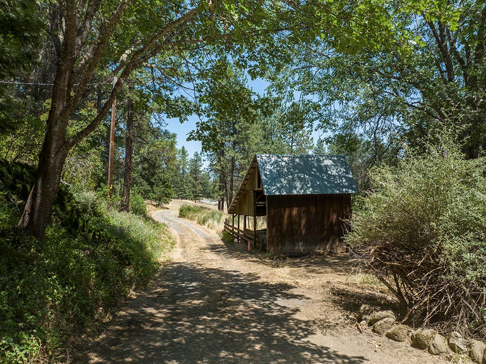 2756 Robertson Bridge Road Grants Pass, OR 97526 - Photo 10 of 46 8