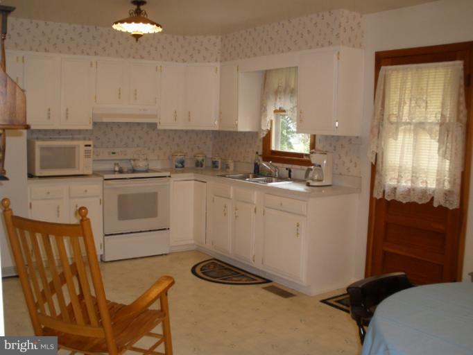 604 Hyde Park Road Baltimore, MD 21221 - Photo 10 of 24 Kitchen