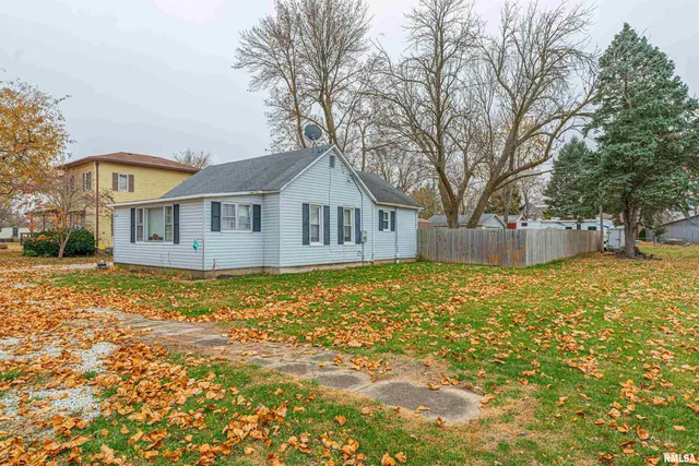 $69,900 | 400 Logan Street, New Holland, IL 62671