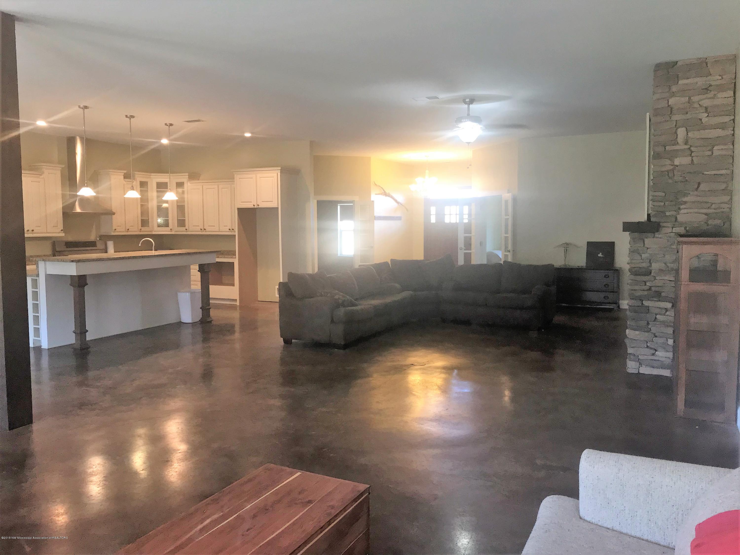 9368 Browns Ferry Road Senatobia, MS 38668 - Photo 3 of 67 2018-01-03 12.30.40
