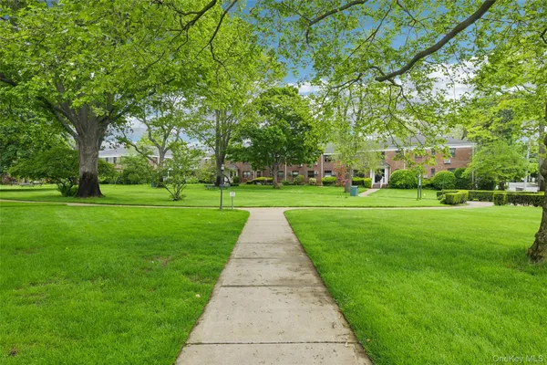 $268,000 | 1213 East Broadway, Unit B25, Hewlett, NY 11557