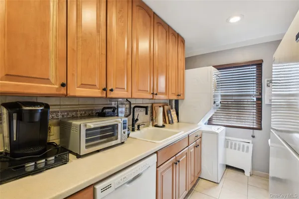 $268,000 | 1213 East Broadway, Unit B25, Hewlett, NY 11557