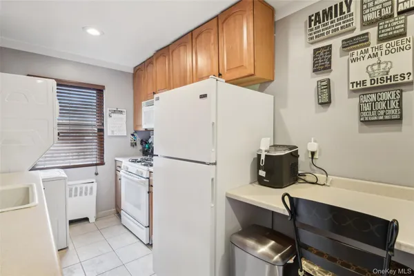 $268,000 | 1213 East Broadway, Unit B25, Hewlett, NY 11557