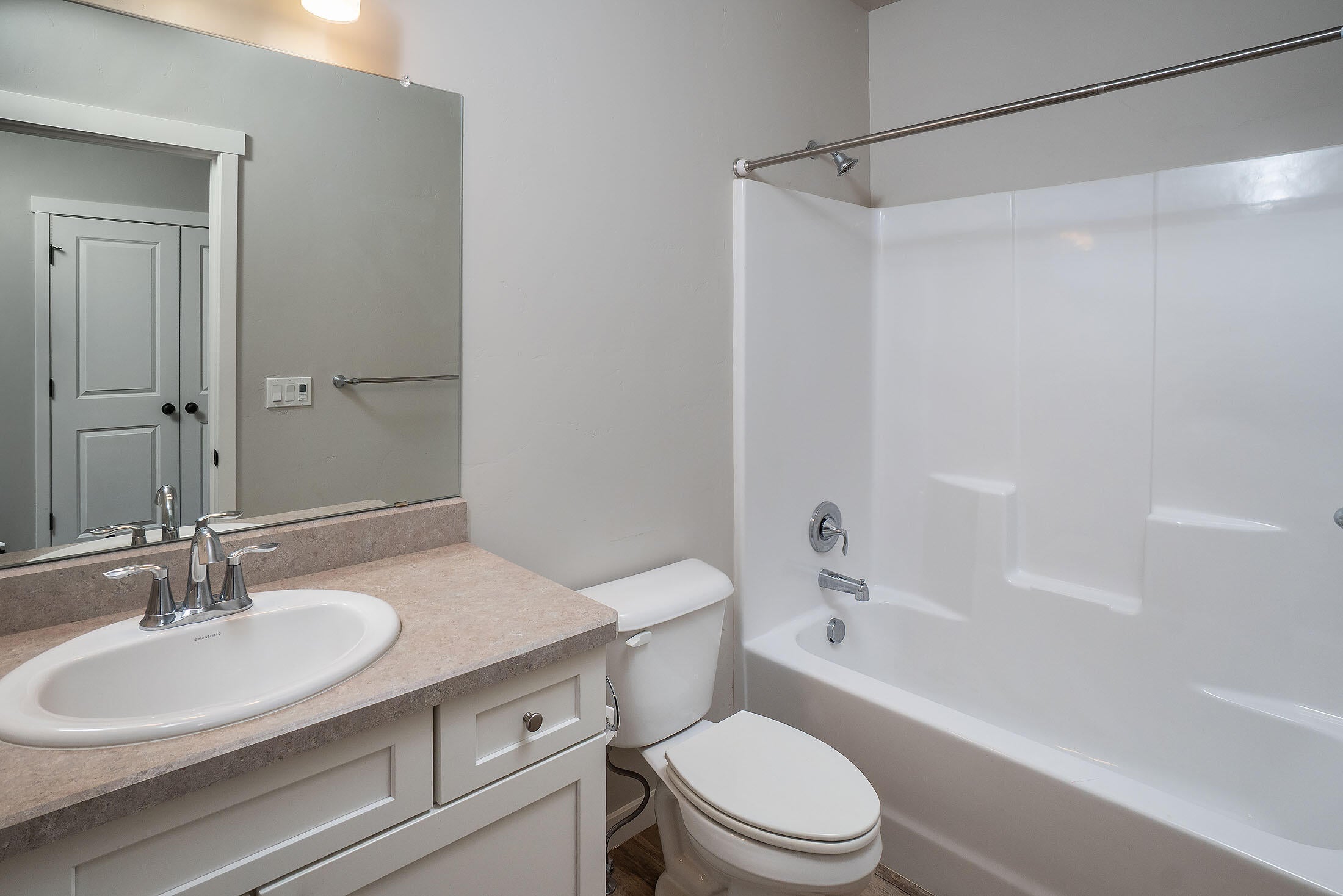 2586 Northeast Colleen Road Prineville, OR 97754 - Photo 12 of 29 Main bath is complete with a full tub-shower.