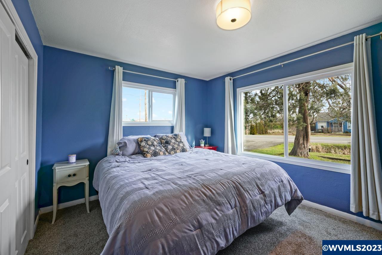 3039 Pringle Road Southeast Salem, OR 97302 - Photo 18 of 29 a bedroom with a bed and a large window