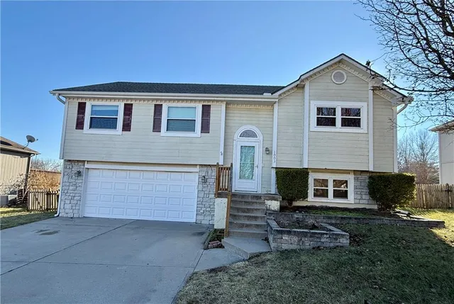 $300,000 | 1003 East Madelyn Drive, Kearney, MO 64060