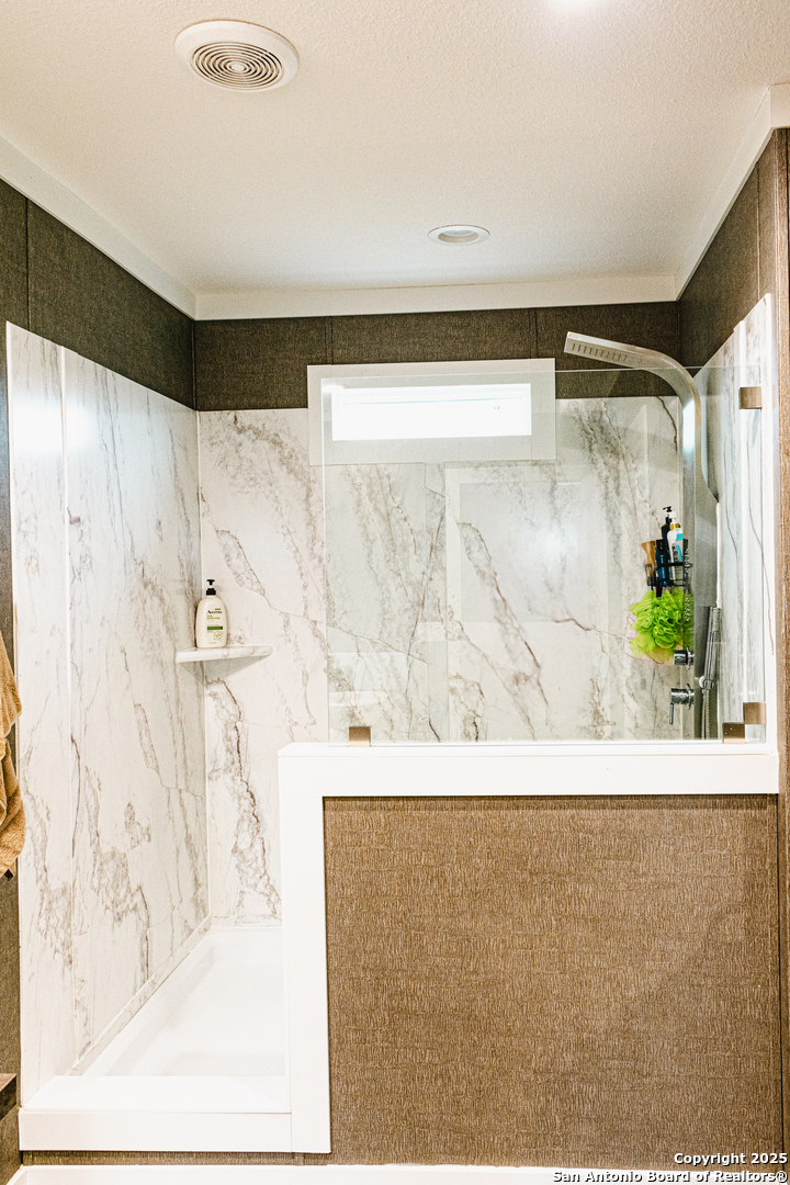 342 PR 4653 Hondo, TX 78861 - Photo 30 of 35 a view of a bathtub in a bathroom