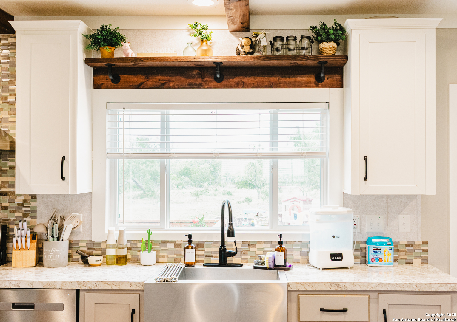 342 PR 4653 Hondo, TX 78861 - Photo 9 of 35 a kitchen with appliances cabinets and a counter top space