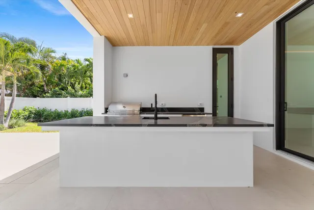 $5,950,000 | 880 Northeast 3rd Avenue, Boca Raton, FL 33432