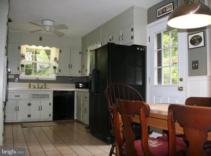608 Coventry Road Towson, MD 21286 - Photo 10 of 20 Kitchen