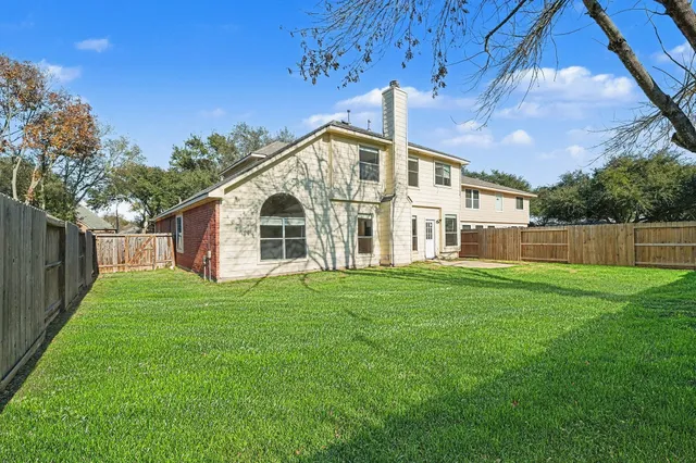 a view of a house with backyard and garden