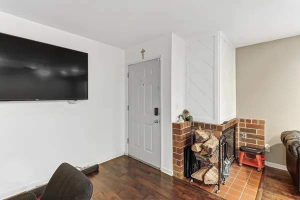 a view of a livingroom with furniture and entertaining space