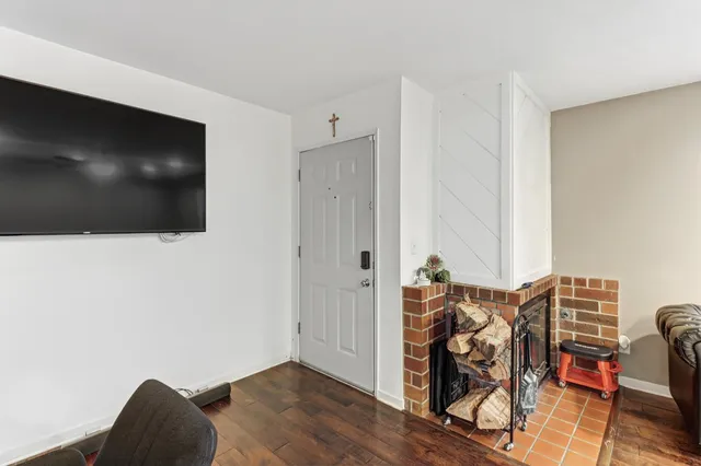 a view of a livingroom with furniture and entertaining space