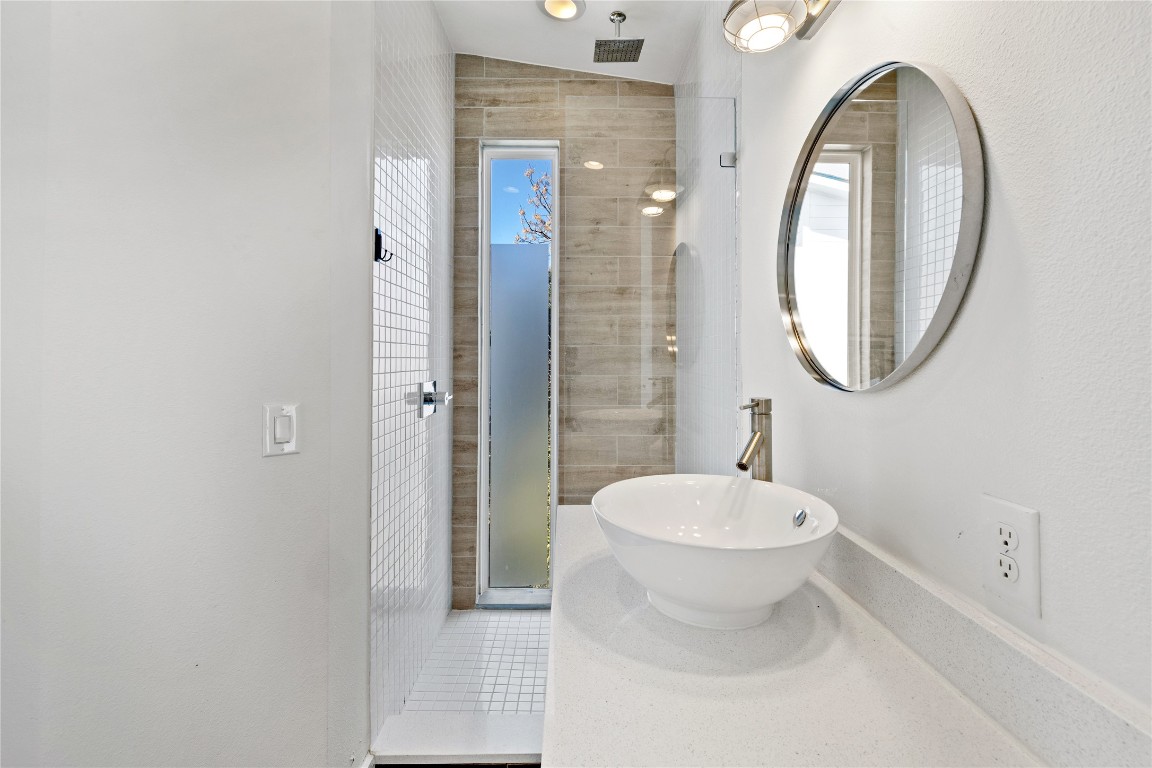 1904 East 17th Street, Unit B Austin, TX 78702 - Photo 32 of 34 a bathroom with a toilet and a mirror
