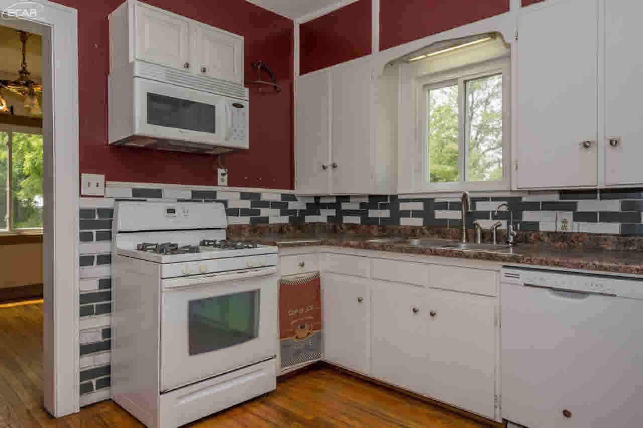 4281 Lapeer Road Burton, MI 48509 - Photo 4 of 12 21316045-3.JPG