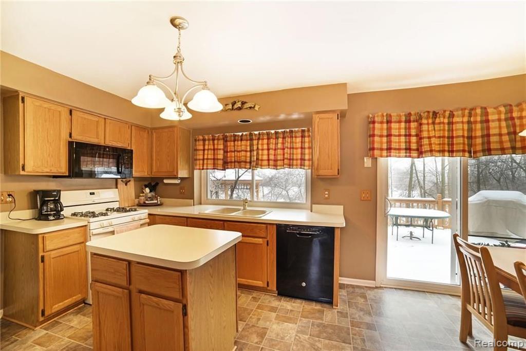 1227 Arms Court Rochester Hills, MI 48307 - Photo 9 of 37