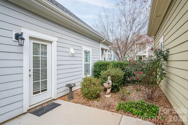 a view of a house with backyard