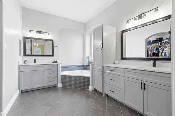a en suite bathroom with double sink and a mirror