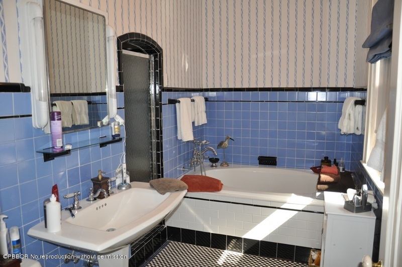 196 Valencia Road West Palm Beach, FL 33401 - Photo 19 of 25 Guest Bathroom