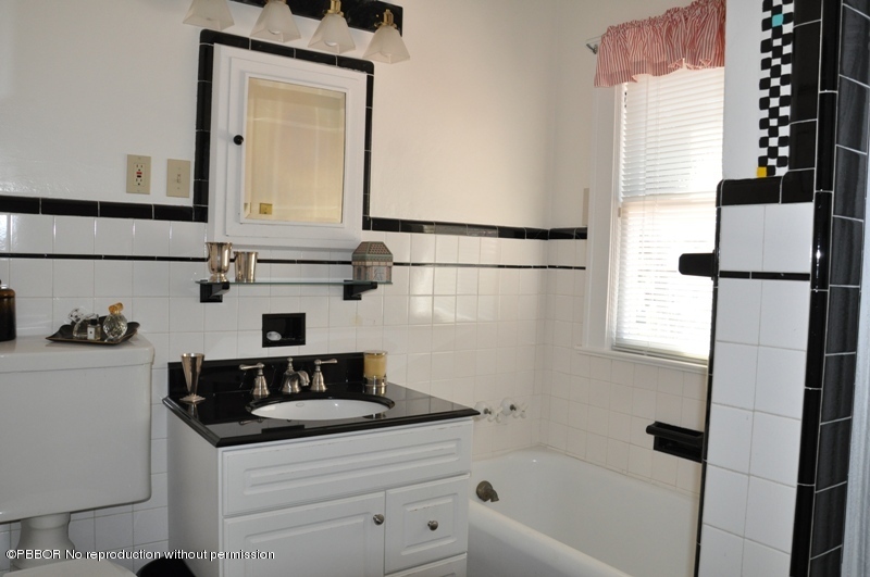 196 Valencia Road West Palm Beach, FL 33401 - Photo 20 of 25 Guest Bathroom