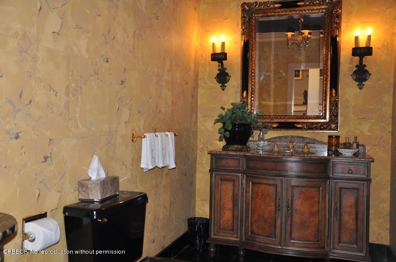 196 Valencia Road West Palm Beach, FL 33401 - Photo 22 of 25 Guest Suite Bathroom