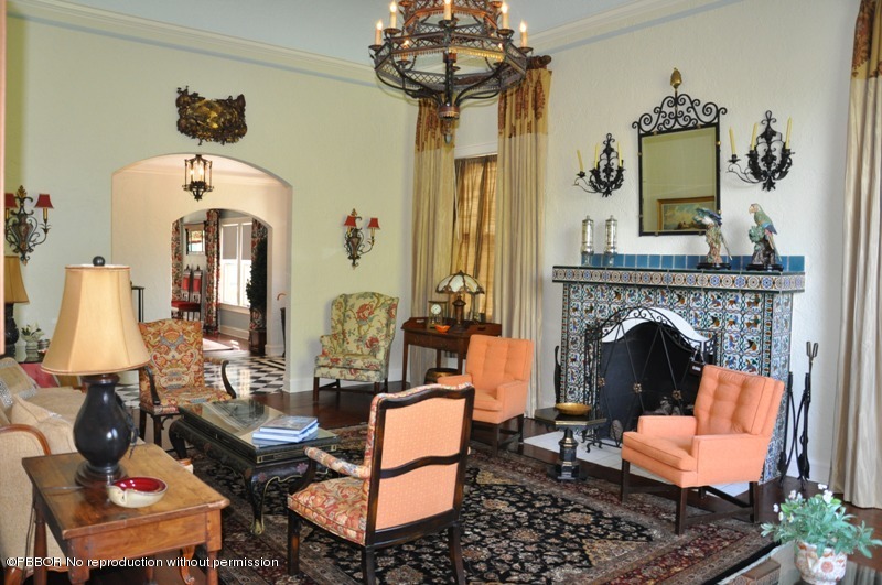 196 Valencia Road West Palm Beach, FL 33401 - Photo 6 of 25 Living Room