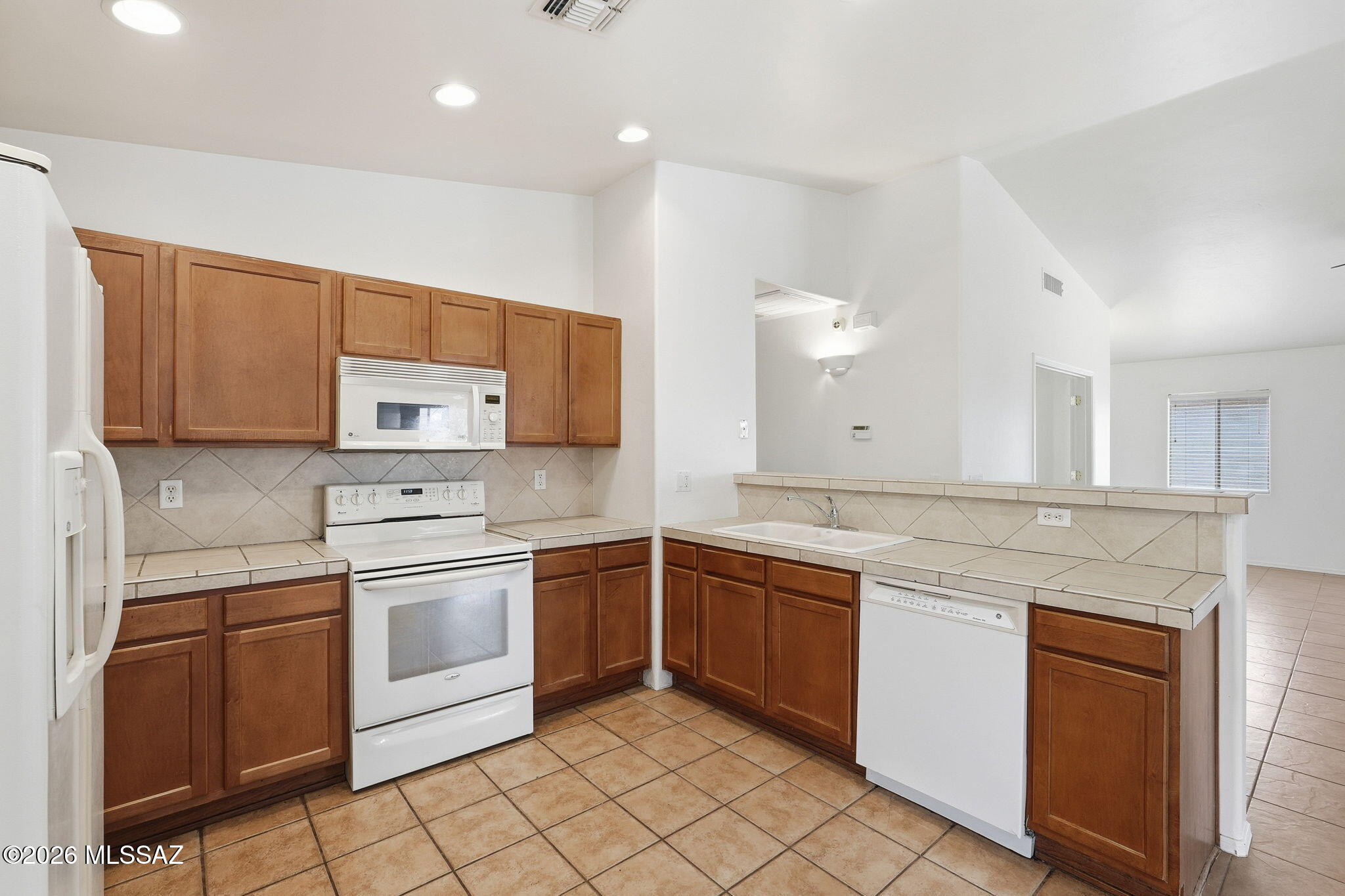 8435 East Bowline Road Tucson, AZ 85710 - Photo 5 of 42 Kitchen