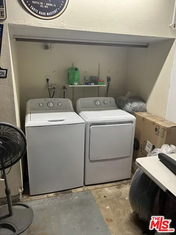 a view of a back yard