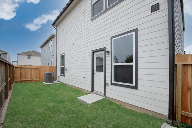 a view of backyard of the house