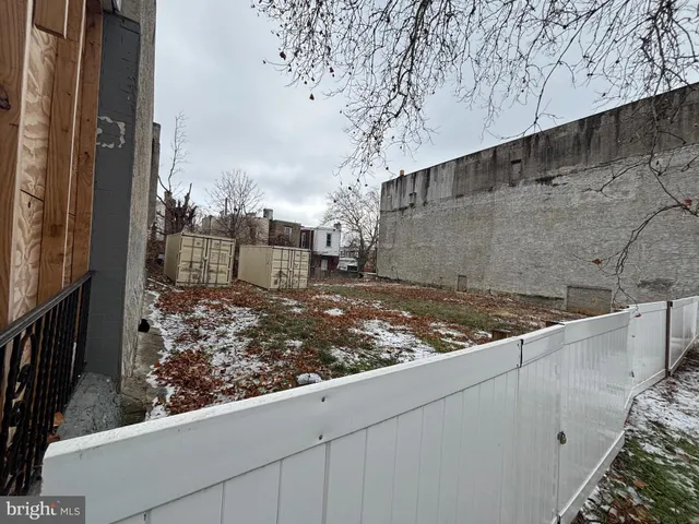 a view of a back yard