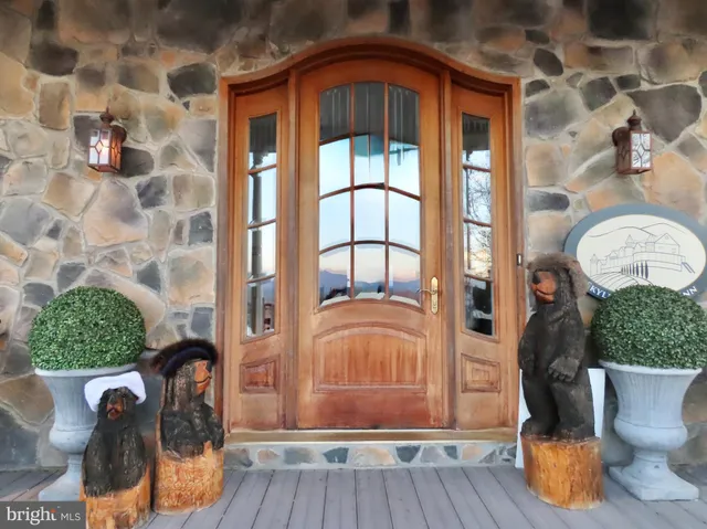 a room with lots of tables and chairs