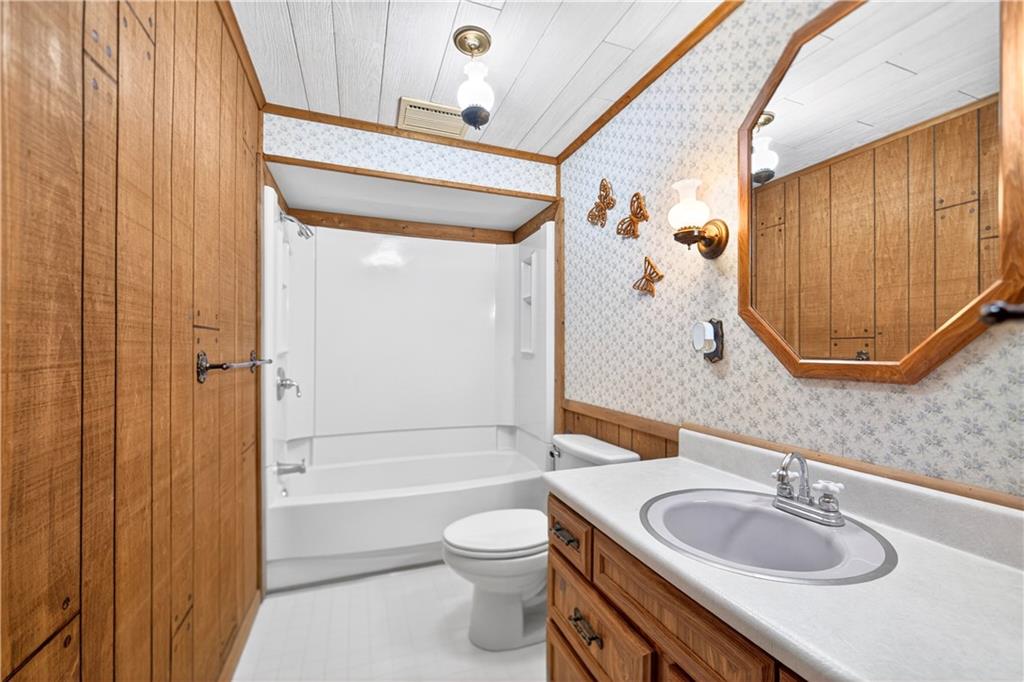 424-426 Connecticut Avenue Rochester, PA 15074 - Photo 14 of 45 Full Bath Upstairs