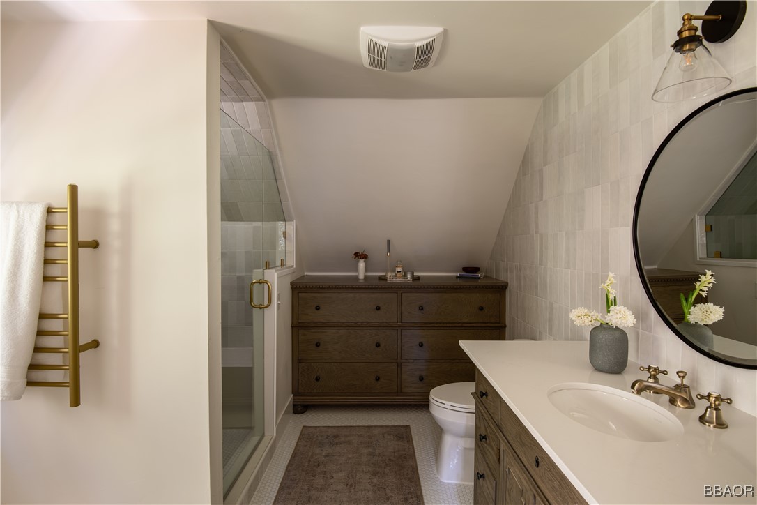 920 Oak Road Lake Arrowhead, CA 92385 - Photo 15 of 28 a bathroom with a sink and a mirror