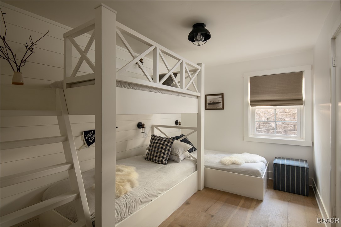920 Oak Road Lake Arrowhead, CA 92385 - Photo 21 of 28 a living room with furniture and a window