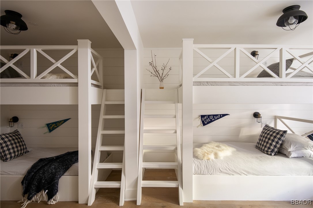 920 Oak Road Lake Arrowhead, CA 92385 - Photo 22 of 28 a bedroom with a bed and a window