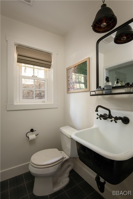 920 Oak Road Lake Arrowhead, CA 92385 - Photo 23 of 28 a bathroom with a sink a toilet and a window