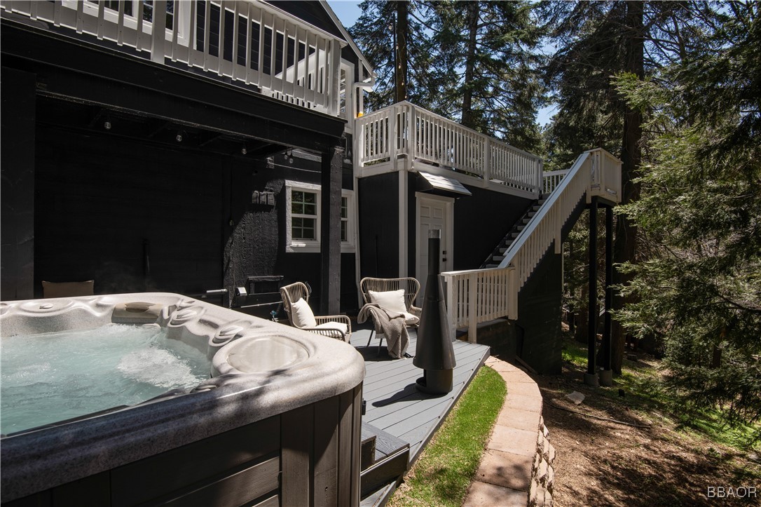 920 Oak Road Lake Arrowhead, CA 92385 - Photo 25 of 28 a view of balcony and deck