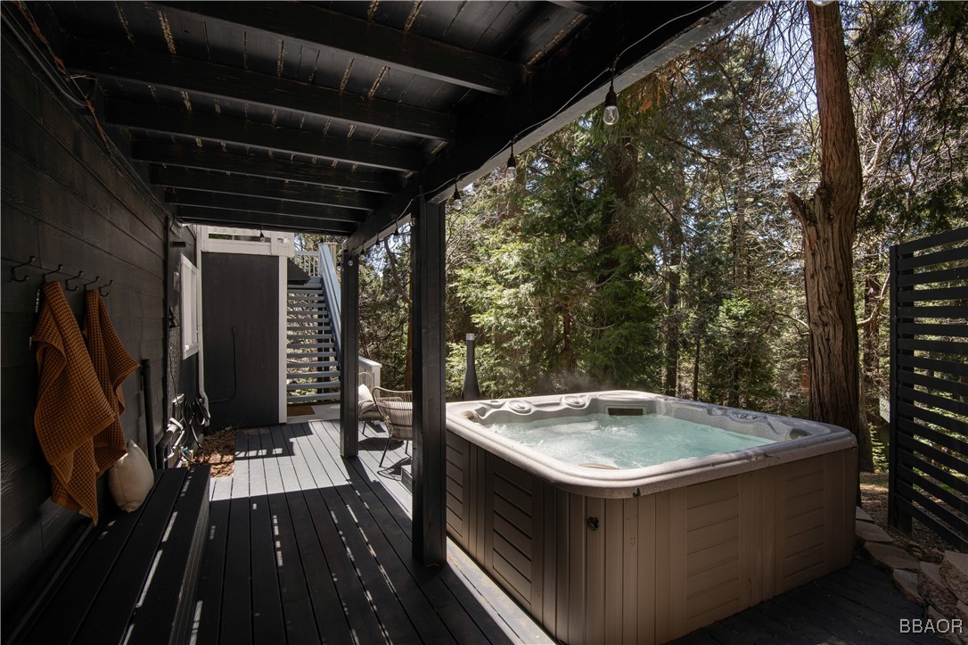 920 Oak Road Lake Arrowhead, CA 92385 - Photo 26 of 28 a view of jacuzzi with wooden floor
