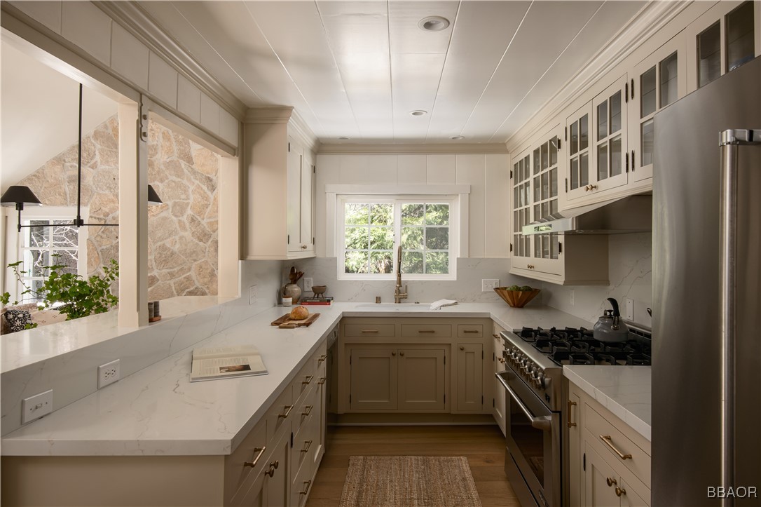 920 Oak Road Lake Arrowhead, CA 92385 - Photo 8 of 28 a kitchen with a sink stove and cabinets