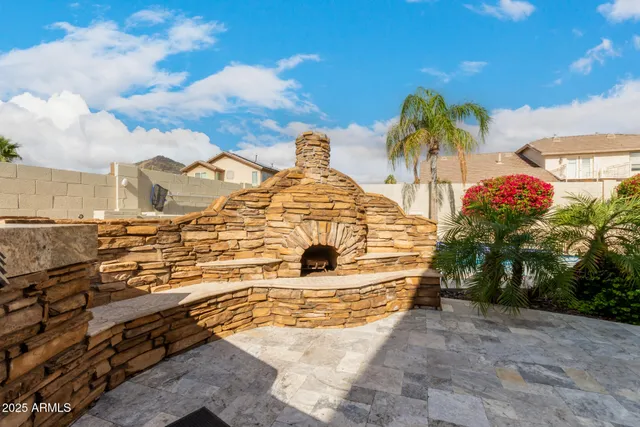 a view of a backyard