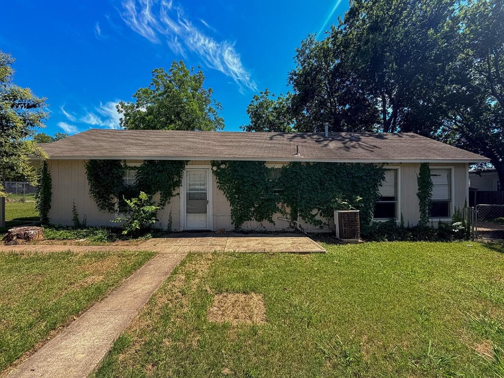 1705 North Robinson Street Cleburne, TX 76031 - Photo 3 of 16